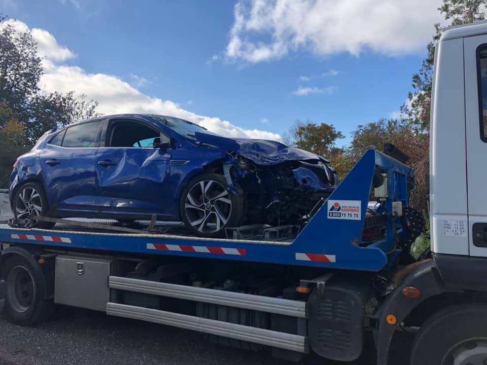 Recyclage certifié — Dépanneuse plateau moderne chargeant une berline en Europe