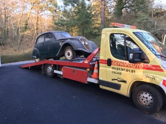 Fahrzeugankauf & -verkauf — Moderner Plateau-Abschleppwagen lädt eine Limousine in Europa