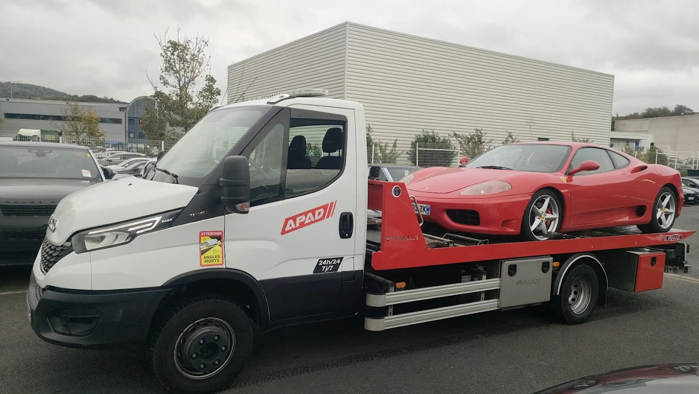 Abschleppdienst & Fahrzeugtransport — Geschlossener Transport für Luxus- und Premium-Fahrzeuge in Europa